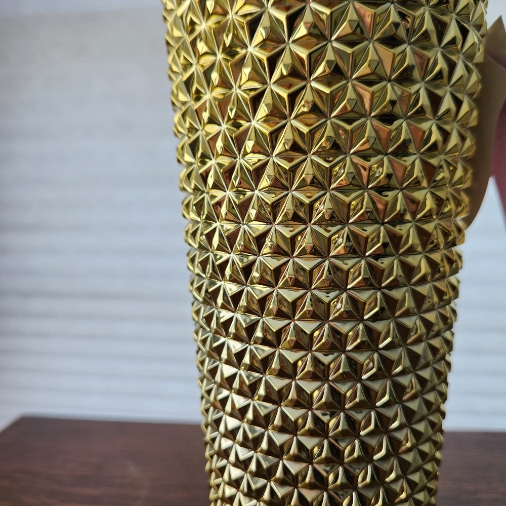 NWT Gold Textured Tumbler.  26 oz.  9 x 4.  Beautiful design and insulated. - Picture 2 of 5